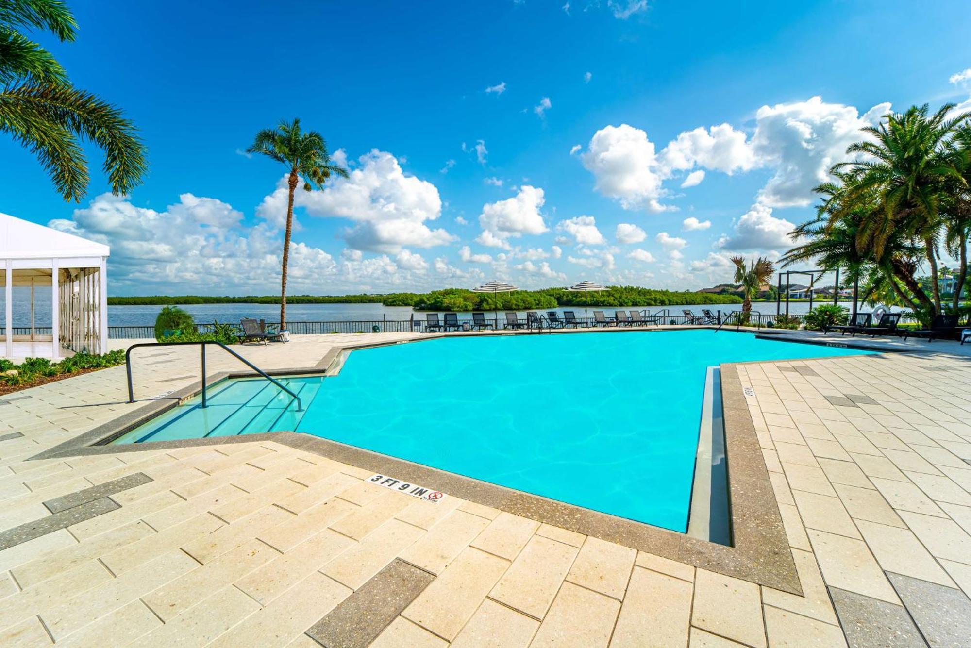 Doubletree By Hilton Tampa Rocky Point Waterfront Hotel Eksteriør billede