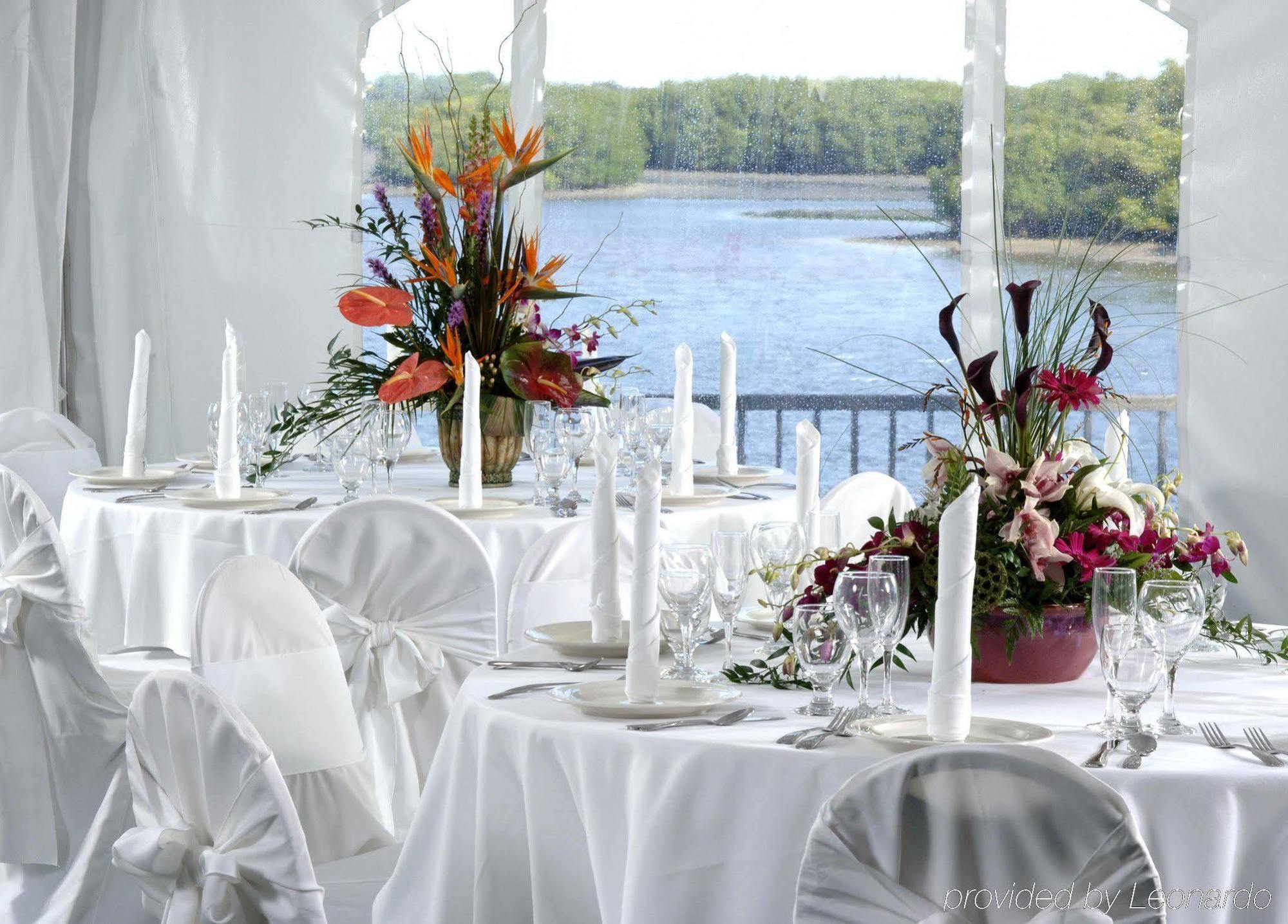 Doubletree By Hilton Tampa Rocky Point Waterfront Hotel Restaurant billede